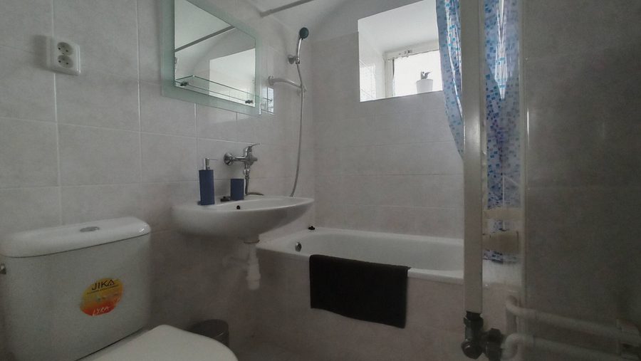 Koupelna s vanou, umyvadlem a toaletou